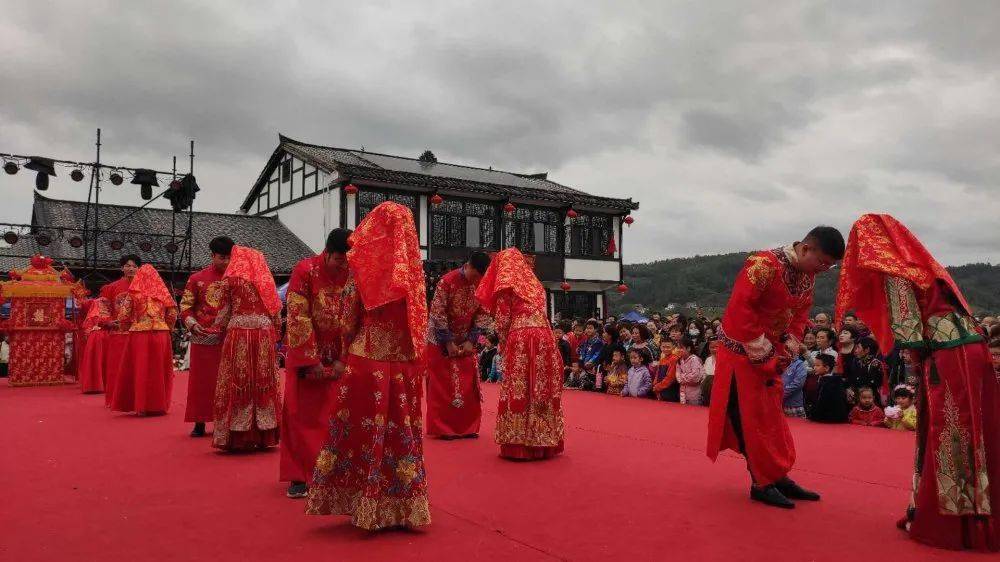 旅游结婚还用拜天地吗,旅游结婚与传统习俗中的拜天地，科学视角下的解析与说明,实地验证方案策略_4DM16.10.81