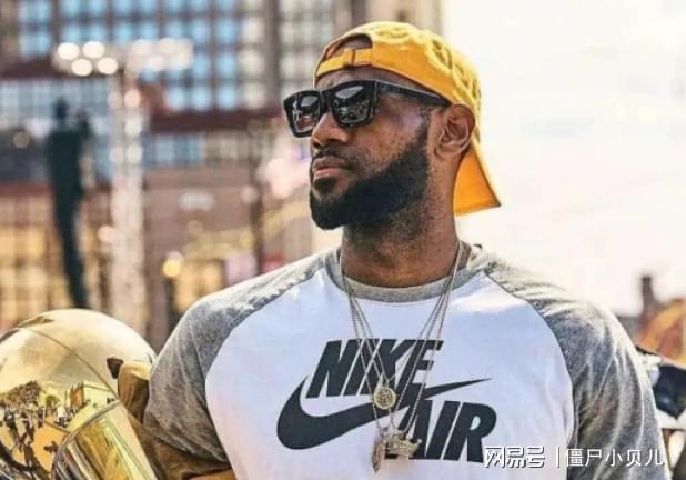 詹姆斯（LeBron James）是NBA历史上的杰出球员之一，他在比赛中多次展现出惊人的得分能力，包括远距离投篮和三分球。然而，关于他连续命中三分球的记录，没有具体的连续命中数字可供提供。，篮球比赛中的连续得分记录会因比赛情况、对手实力、球员状态等多种因素而有所变化。如果您对詹姆斯的投篮表现感兴趣，建议查看其比赛录像、数据统计或新闻报道，以获取更详细和准确的信息。