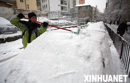 是的，韩国首都圈和江原道地区普降大雪。这场大雪对当地交通和居民生活造成了一定的影响。据报道，大雪导致道路湿滑，能见度降低，给交通出行带来了很大的不便。此外，大雪还可能导致部分地区出现停电和房屋受损等情况。，针对这种情况，当地政府已经采取了一系列应对措施，包括加强交通管制、清理积雪、保障居民生活必需品供应等。同时，也提醒广大市民注意防寒保暖，减少不必要的出行，确保自身安全。，如果您正在韩国旅行或居住，请关注当地天气预报和新闻资讯，以便及时了解相关情况并做好应对措施。